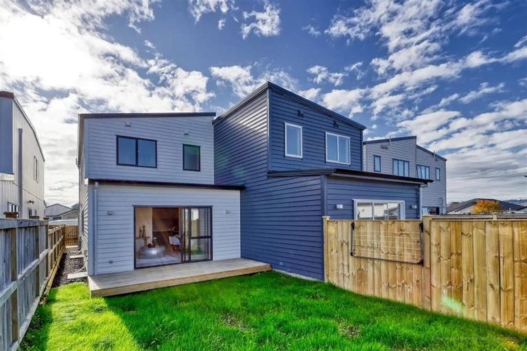 Photo of property in 17a Waka Ama Road, Karaka, 2113