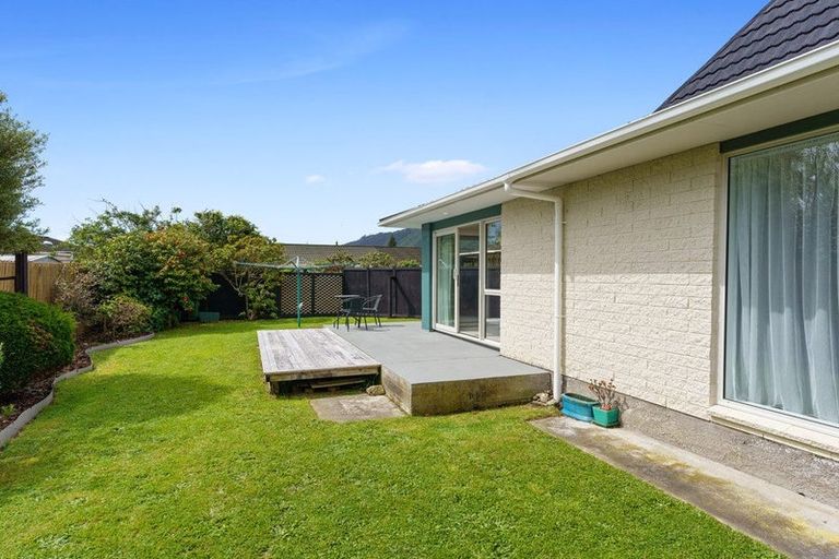 Photo of property in 17 Rewarewa Crescent, Waikanae, 5036