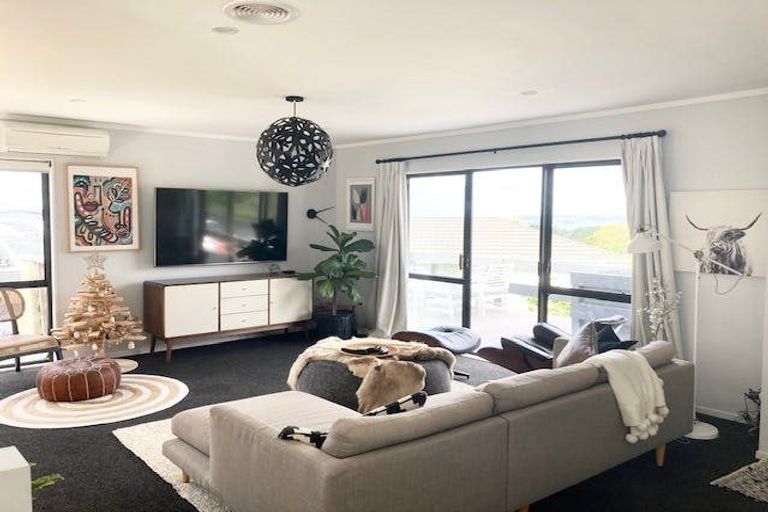 Photo of property in 8 Forsythe Place, Massey, Auckland, 0614