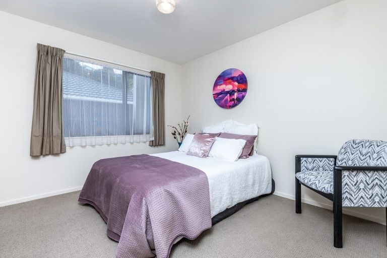 Photo of property in 7a Lyndfield Lane, Newlands, Wellington, 6037