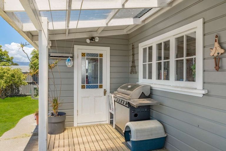 Photo of property in 9 Queen Street, Westport, 7825