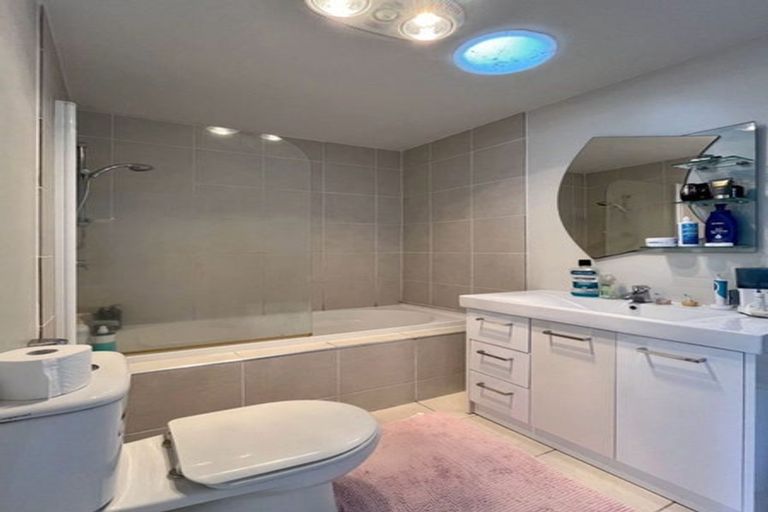 Photo of property in 15 Merlot Way, Te Atatu South, Auckland, 0610