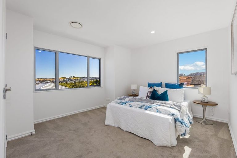 Photo of property in 10 Ian Gordon Lane, Orewa, 0931