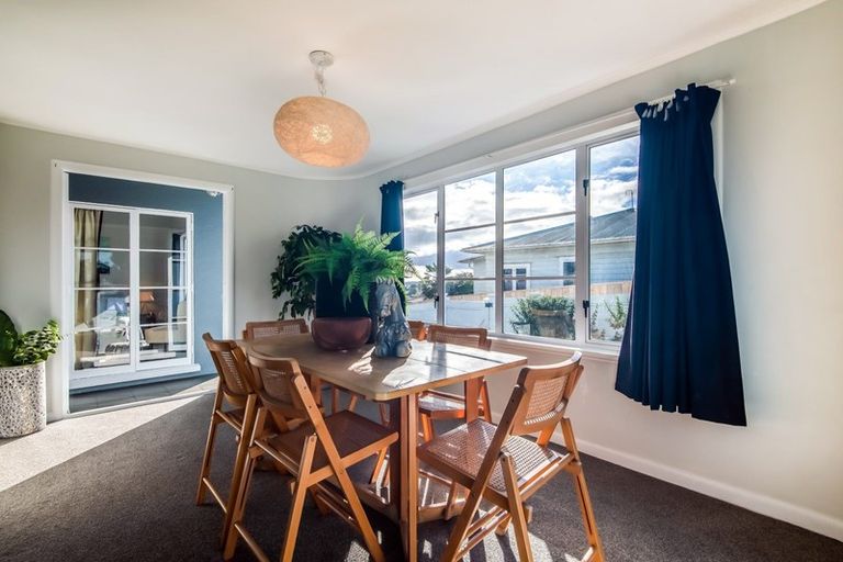 Photo of property in 72 Lynwood Road, New Lynn, Auckland, 0600