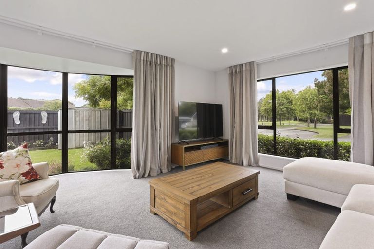 Photo of property in 10 Pyatt Place, Redwood, Christchurch, 8051