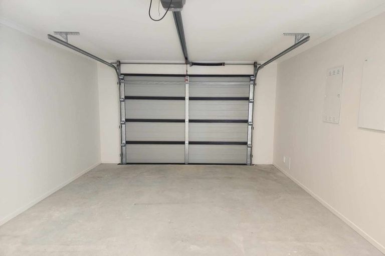 Photo of property in 115a Queen Charlotte Drive, Aotea, Porirua, 5024