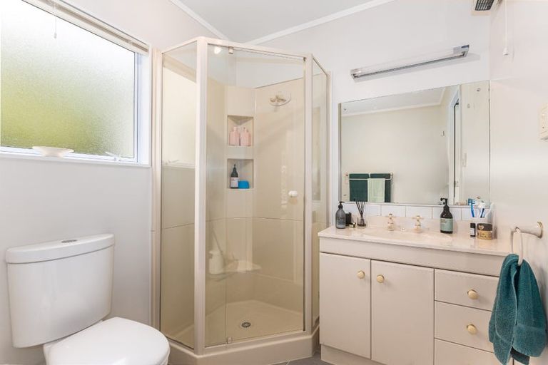 Photo of property in 21 Saunders Close, Whitby, Porirua, 5024