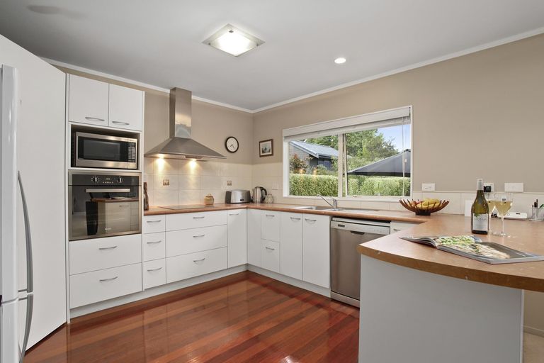 Photo of property in 30d Derwent Crescent, Titirangi, Auckland, 0604
