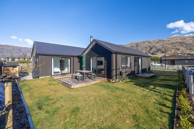 Photo of property in 10 Cleland Close, Wanaka, 9382
