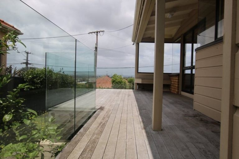 Photo of property in 2/162 East Coast Road, Forrest Hill, Auckland, 0620