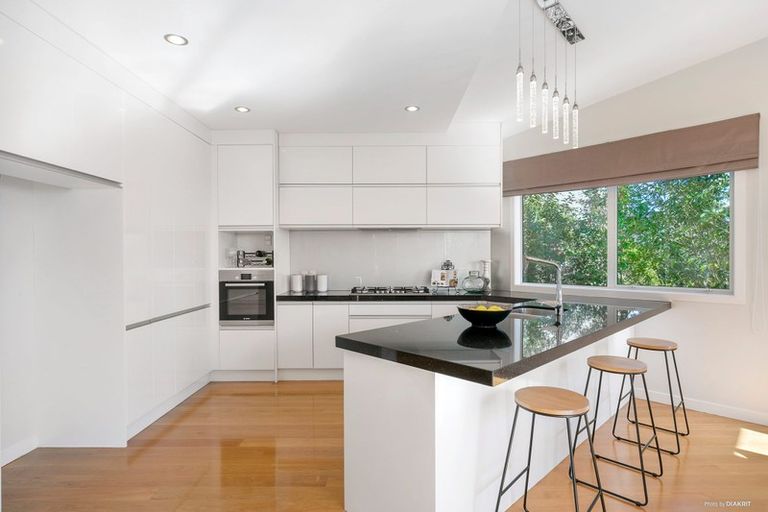 Photo of property in 26a Sunset Road, Unsworth Heights, Auckland, 0632