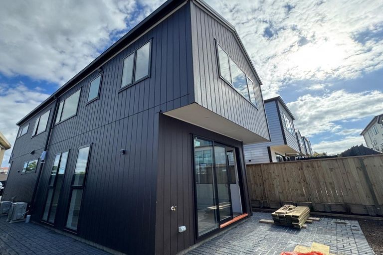 Photo of property in 4/90 Picasso Drive, West Harbour, Auckland, 0618