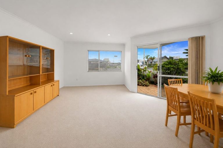 Photo of property in 1 Strandon Place, Strandon, New Plymouth, 4312