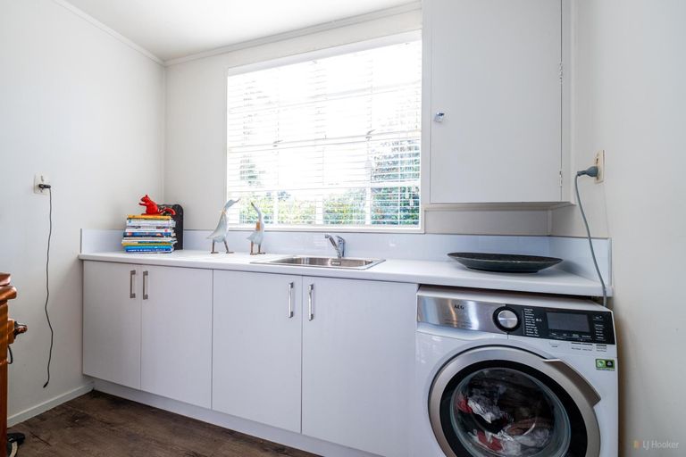 Photo of property in 72 Timaru Road, Waimate, 7924