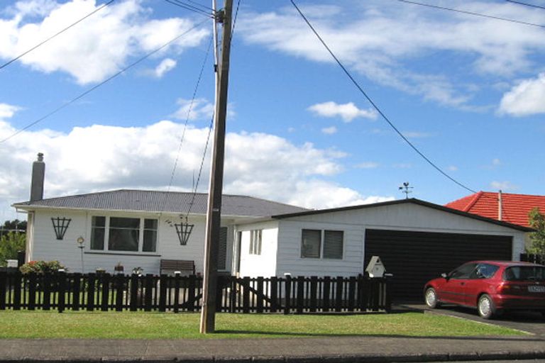 Photo of property in 32 Neil Avenue, Te Atatu Peninsula, Auckland, 0610