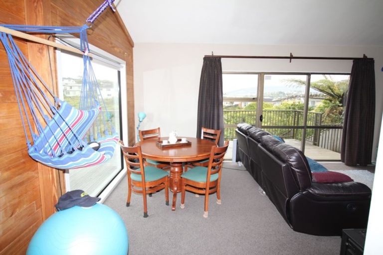 Photo of property in 10 Bayswater Place, Newlands, Wellington, 6037