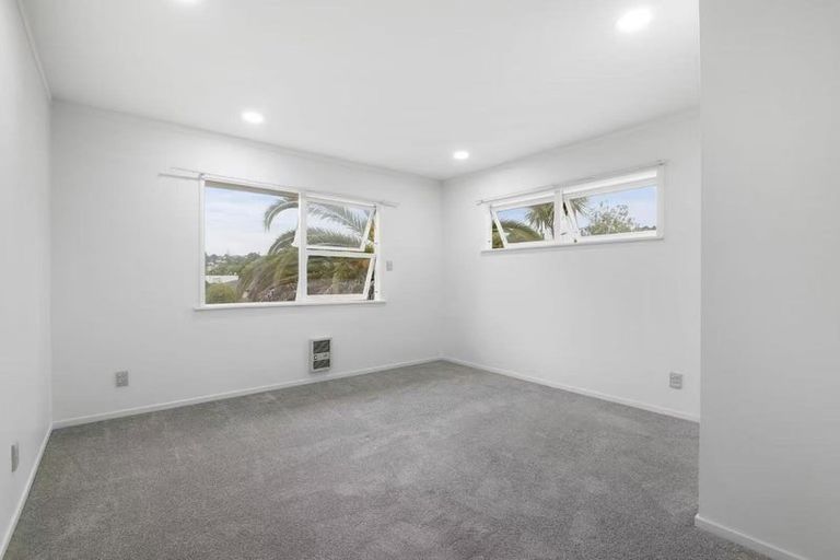 Photo of property in 33 Claverdon Drive, Massey, Auckland, 0614