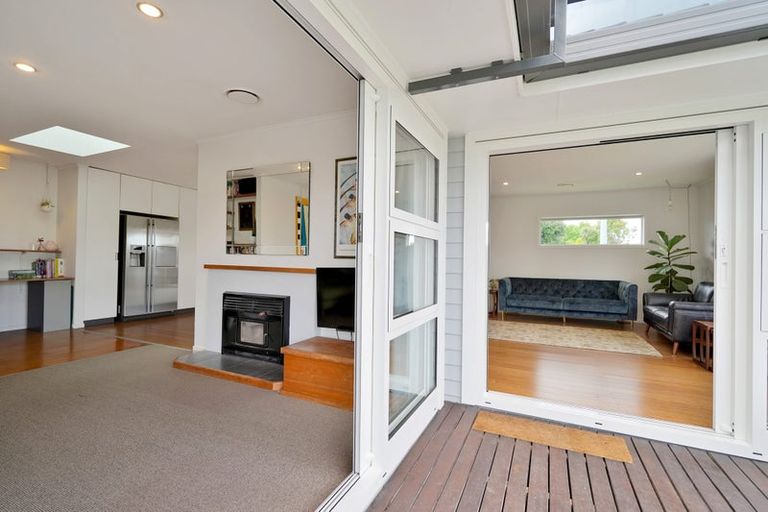 Photo of property in 14 Harbour View Road, Te Atatu Peninsula, Auckland, 0610