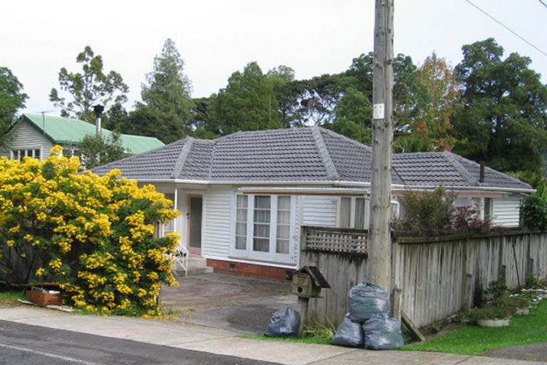 Photo of property in 27 Hollywood Avenue, Titirangi, Auckland, 0604
