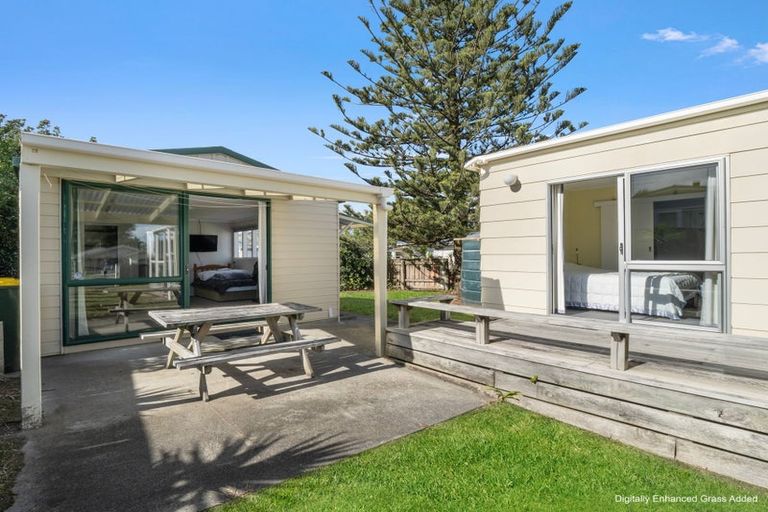 Photo of property in 50 Park Avenue, Waitarere Beach, Levin, 5510
