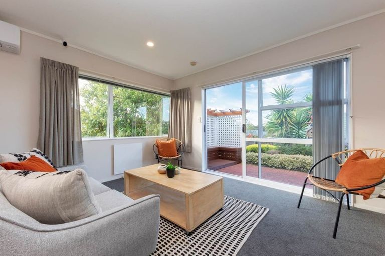 Photo of property in 10 Ryden Place, Glen Eden, Auckland, 0602