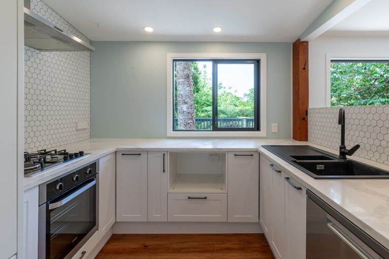 Photo of property in 44 Hollywood Avenue, Titirangi, Auckland, 0604