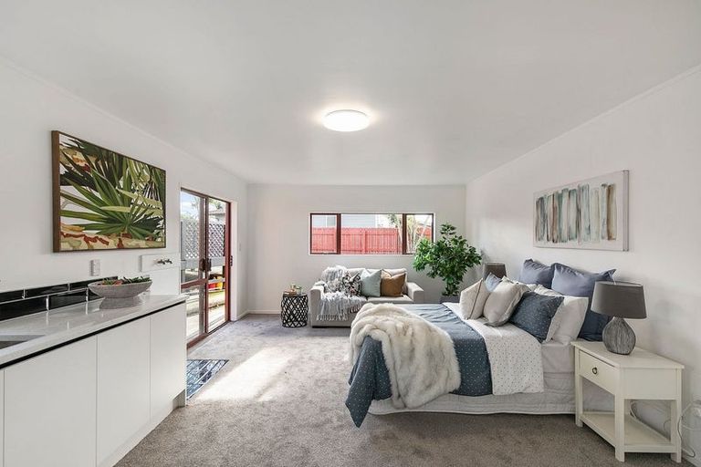 Photo of property in 40 Beach Road, Te Atatu Peninsula, Auckland, 0610