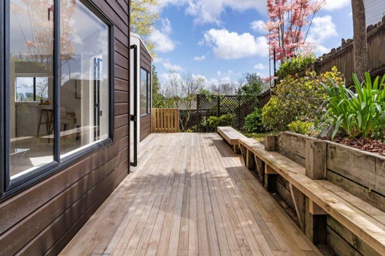 Photo of property in 1/6 Mira Place, Windsor Park, Auckland, 0632