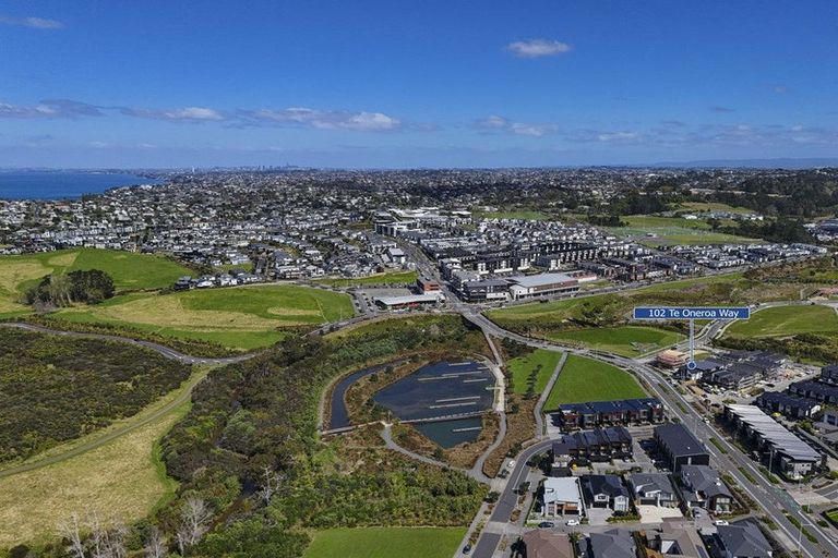 Photo of property in 102 Te Oneroa Way, Long Bay, Auckland, 0630