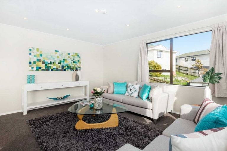 Photo of property in 12 Halloran Place, Massey, Auckland, 0614