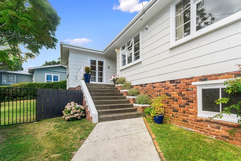 Photo of property in 64 Newington Road, Henderson, Auckland, 0612