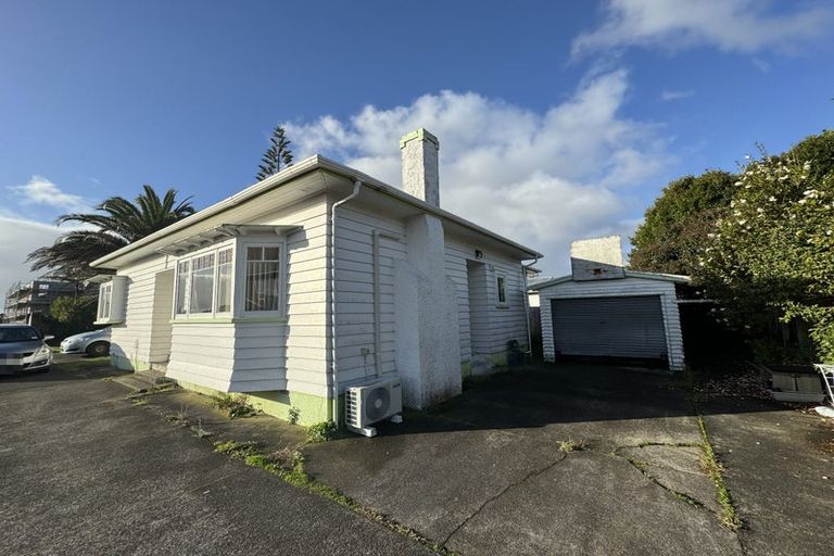 Photo of property in 3170 Great North Road, New Lynn, Auckland, 0600