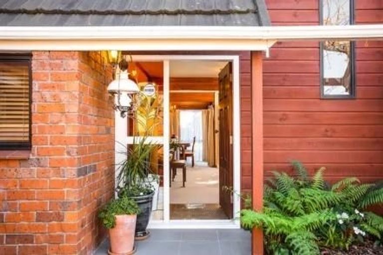 Photo of property in 7 Sunrise Lane, Te Atatu South, Auckland, 0610