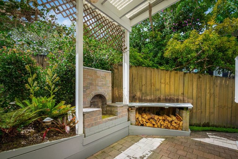 Photo of property in 37 Fitzwater Place, Henderson, Auckland, 0612