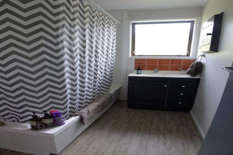 Photo of property in 16 Panzic Place, Glen Eden, Auckland, 0602