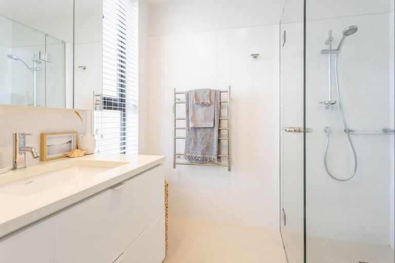Photo of property in 15 Isitt Road, Hobsonville, Auckland, 0616