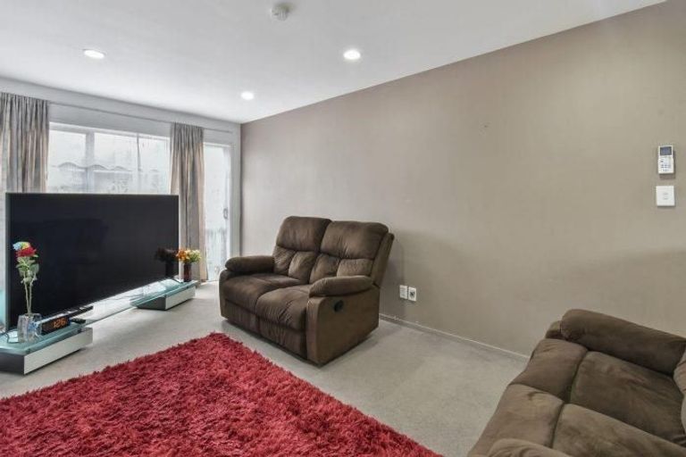 Photo of property in 2/33 Kenderdine Road, Papatoetoe, Auckland, 2025