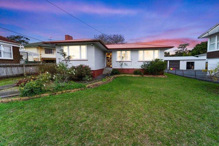 Photo of property in 17 Kuaka Place, New Lynn, Auckland, 0600
