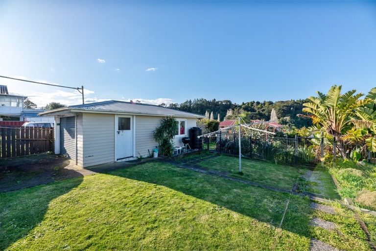 Photo of property in 18 Huruhuru Road, Massey, Auckland, 0614