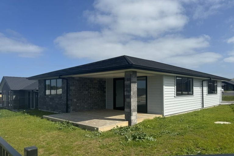 Photo of property in 2 Paapaka Way, Waiuku, 2123