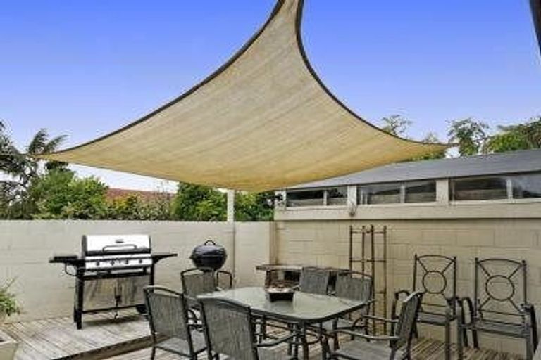 Photo of property in 12 Colwill Road, Massey, Auckland, 0614