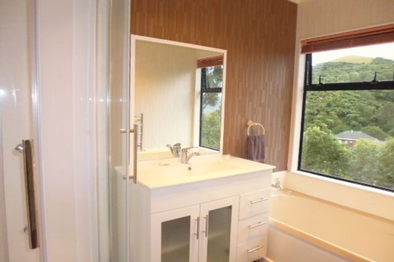 Photo of property in 4 Opurere Grove, Tirohanga, Lower Hutt, 5010