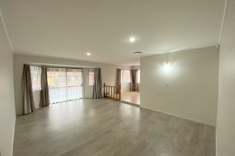 Photo of property in 18 Bosnyak Drive, Te Atatu South, Auckland, 0610