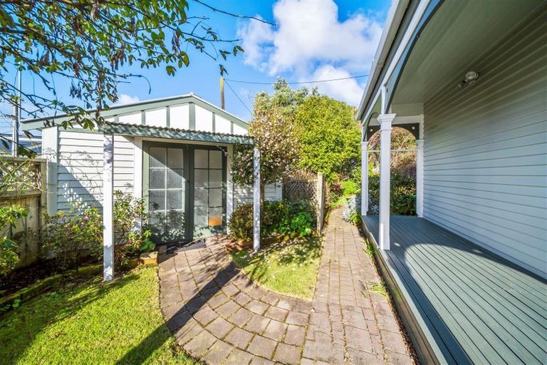 Photo of property in 1 Hunter Street, Hawera, 4610