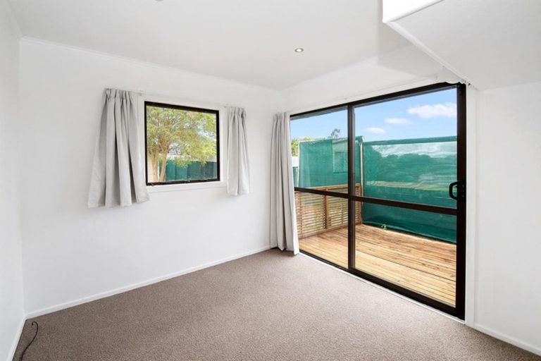 Photo of property in 10 Meadow Crescent, Te Atatu South, Auckland, 0602