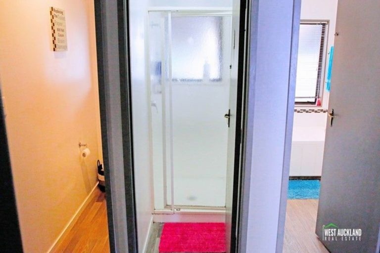 Photo of property in 2/76 Kaurilands Road, Titirangi, Auckland, 0604