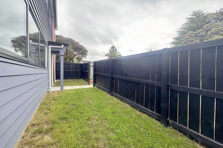 Photo of property in 6b Landsdale Place, Massey, Auckland, 0614