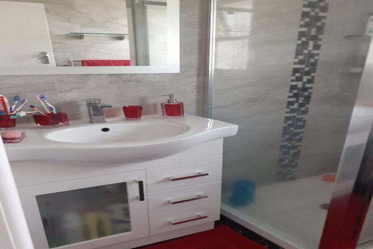 Photo of property in 45 Kenmore Street, Newlands, Wellington, 6037