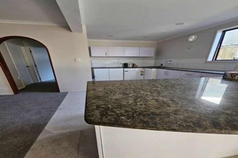 Photo of property in 54 Kemp Road, Massey, Auckland, 0614