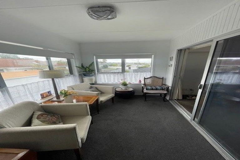 Photo of property in 2/104 East Coast Road, Forrest Hill, Auckland, 0620
